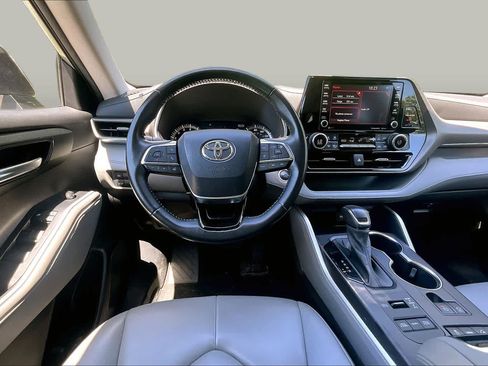 Used 2021 Toyota Highlander XLE AWD/4WD image 6