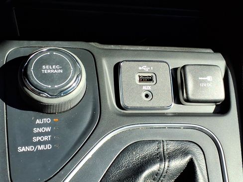 Used 2022 Jeep Cherokee Latitude Lux w/ Sun & Sound Group AWD/4WD image 17