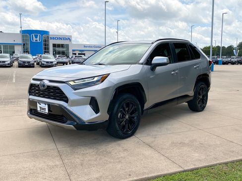 Used 2022 Toyota RAV4 SE w/ Convenience Package AWD/4WD image 3