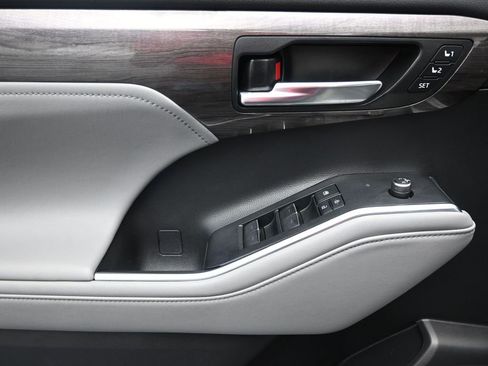 Used 2021 Toyota Highlander Limited image 19