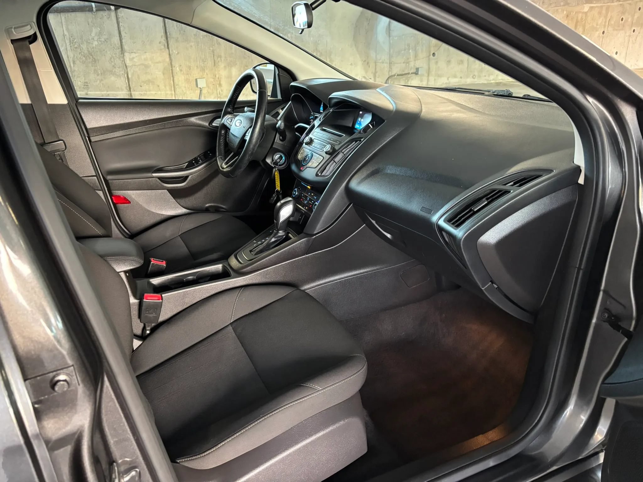 Used 2016 Ford Focus SE w/ SE Cold Weather Package FWD image 24