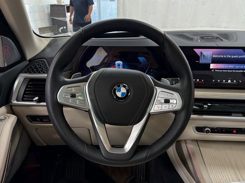 Used 2025 BMW X7 xDrive40i image 17