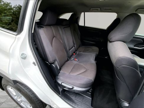 Used 2023 Toyota Highlander LE AWD/4WD image 20