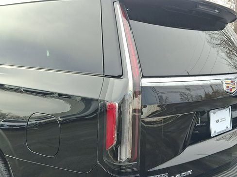 Certified 2024 Cadillac Escalade ESV Premium Luxury w/ Performance Package AWD/4WD image 11