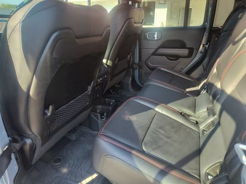 Used 2025 Jeep Gladiator Rubicon w/ Convenience Group AWD/4WD image 29