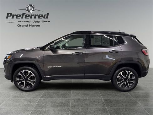 Used 2022 Jeep Compass Limited image 9