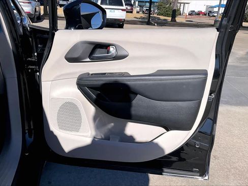 Used 2024 Chrysler Pacifica Touring-L image 21