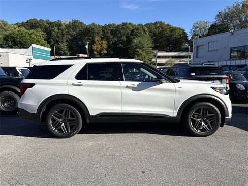 Used 2025 Ford Explorer ST-Line w/ Premium Package image 3