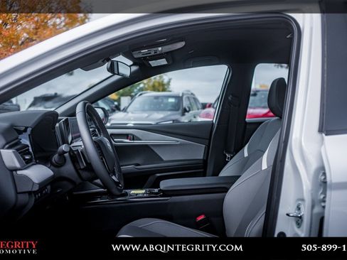 Used 2025 Toyota Camry SE image 12