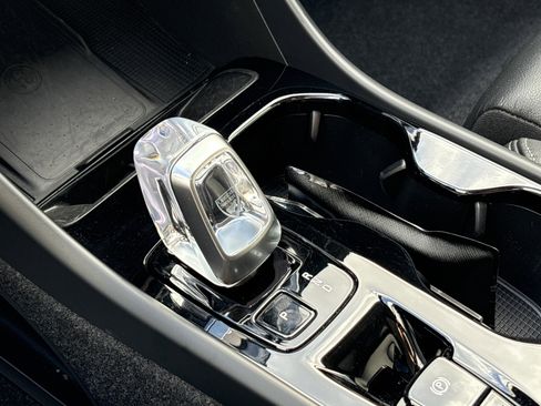 Used 2025 Volvo XC40 B5 Plus image 26