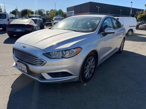 Used 2017 Ford Fusion SE w/ Fusion SE Technology Package FWD image 1