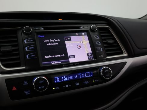 Used 2019 Toyota Highlander XLE AWD/4WD image 24