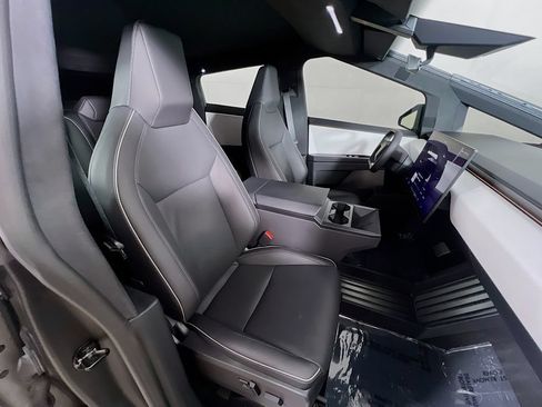 Used 2024 Tesla Cybertruck AWD Crew Cab image 28