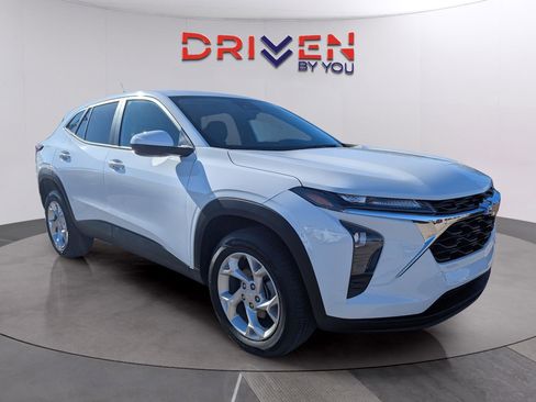 Used 2025 Chevrolet Trax LS w/ LS Convenience Package image 8