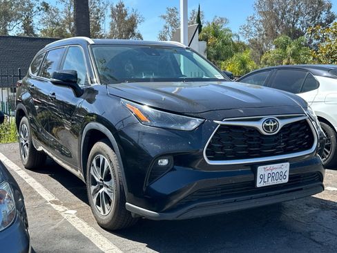 Used 2024 Toyota Highlander XLE FWD image 2
