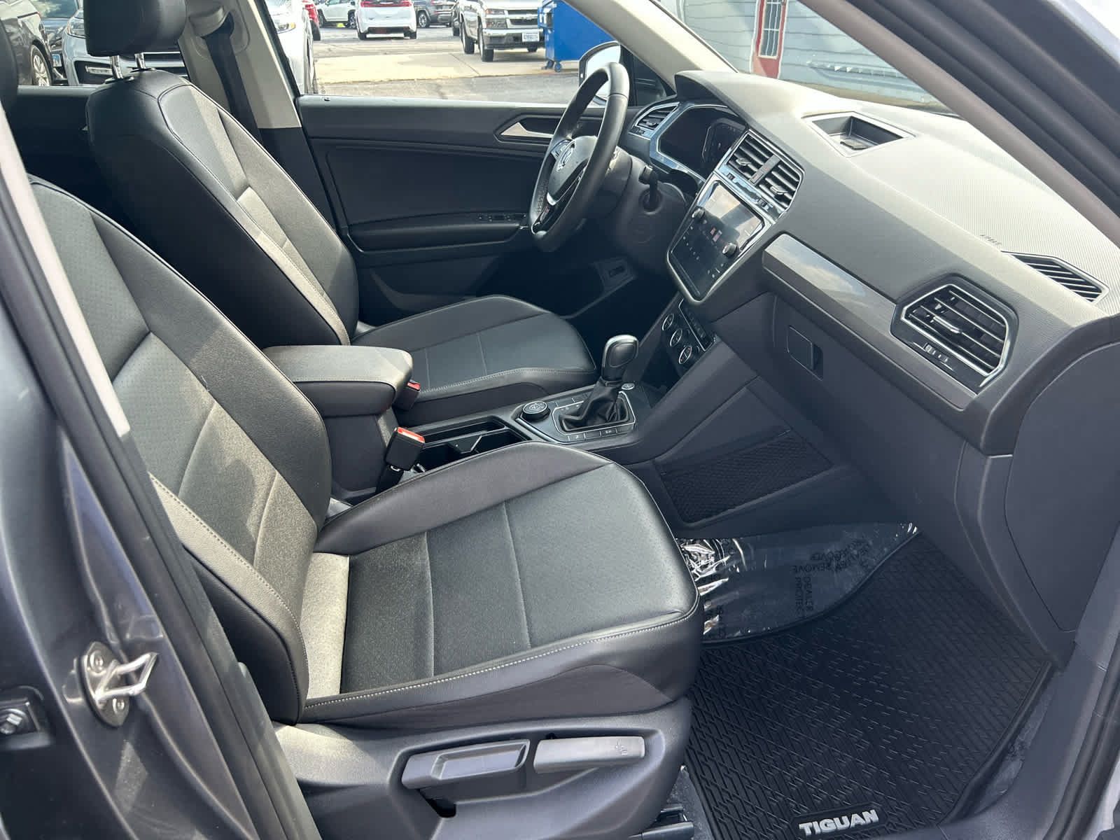 Used 2020 Volkswagen Tiguan SEL AWD/4WD image 27