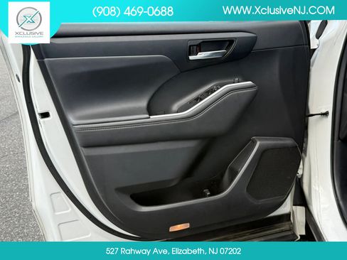 Used 2022 Toyota Highlander XLE AWD/4WD image 7