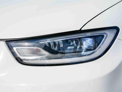 Used 2024 Chrysler Pacifica Touring-L image 8