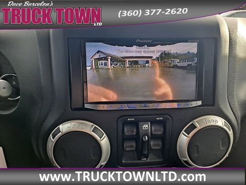 Used 2017 Jeep Wrangler Unlimited Sahara w/ Connectivity Group image 20