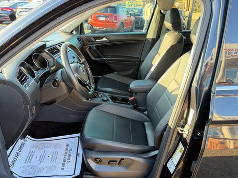 Used 2020 Volkswagen Tiguan SE w/ Panoramic Sunroof Package image 11