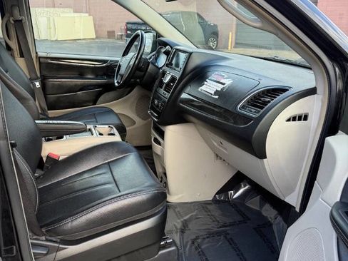 Used 2014 Chrysler Town & Country Touring FWD image 16