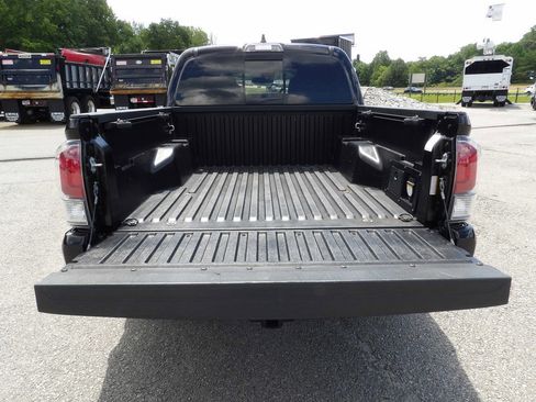 Used 2022 Toyota Tacoma TRD Off-Road w/ Technology Package RWD image 46