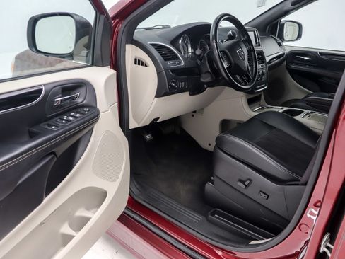 Used 2020 Dodge Grand Caravan SXT FWD image 20
