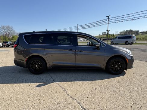Used 2023 Chrysler Pacifica Touring-L FWD image 6