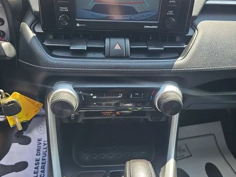 Used 2021 Toyota RAV4 LE FWD image 13