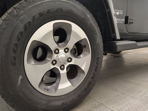 Used 2017 Jeep Wrangler Unlimited Sahara w/ Connectivity Group AWD/4WD image 31