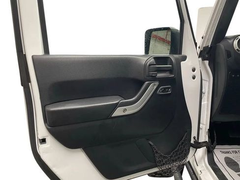 Used 2018 Jeep Wrangler Unlimited Rubicon AWD/4WD image 11