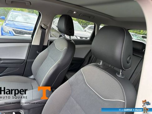 Used 2023 Volkswagen Taos SE w/ Panoramic Sunroof Package FWD image 12
