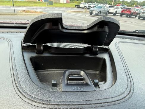 Used 2021 Jeep Cherokee Latitude Lux w/ Comfort/Convenience Group FWD image 31