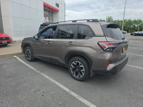 Used 2025 Subaru Forester Premium AWD/4WD image 7