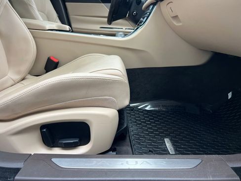 Used 2016 Jaguar XF Premium image 35