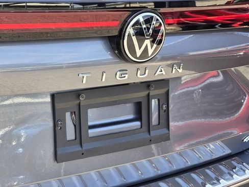 Certified 2025 Volkswagen Tiguan SE w/ Panoramic Sunroof Package AWD/4WD image 10