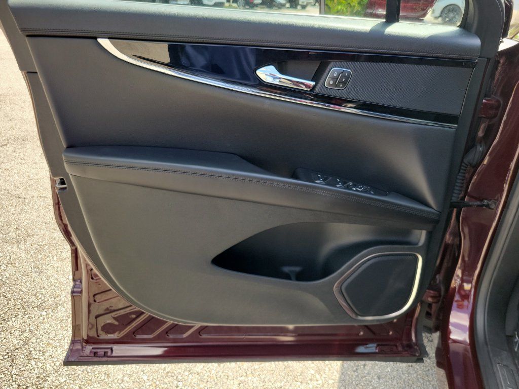 Used 2022 Lincoln Nautilus FWD w/ Premium Package image 17