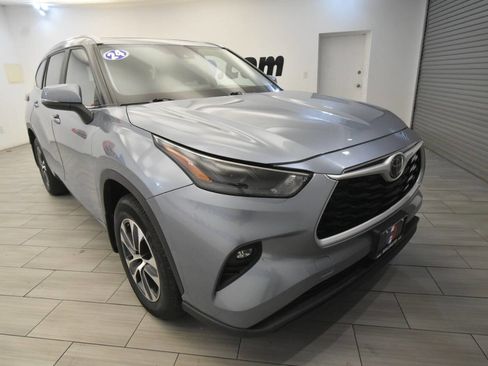 Used 2024 Toyota Highlander XLE image 7