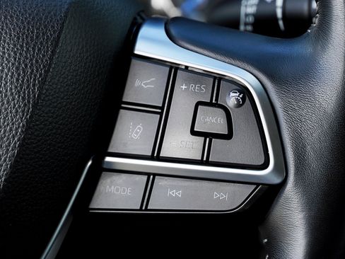 Used 2021 Toyota Highlander LE AWD/4WD image 34