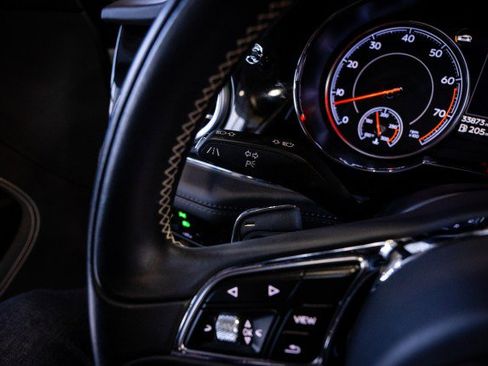 Used 2018 Bentley Bentayga image 44