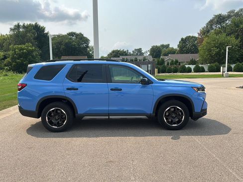 Used 2025 Honda Pilot TrailSport image 2