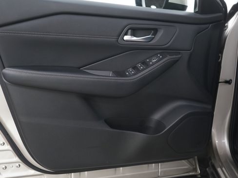 Used 2025 Nissan Rogue SL image 19