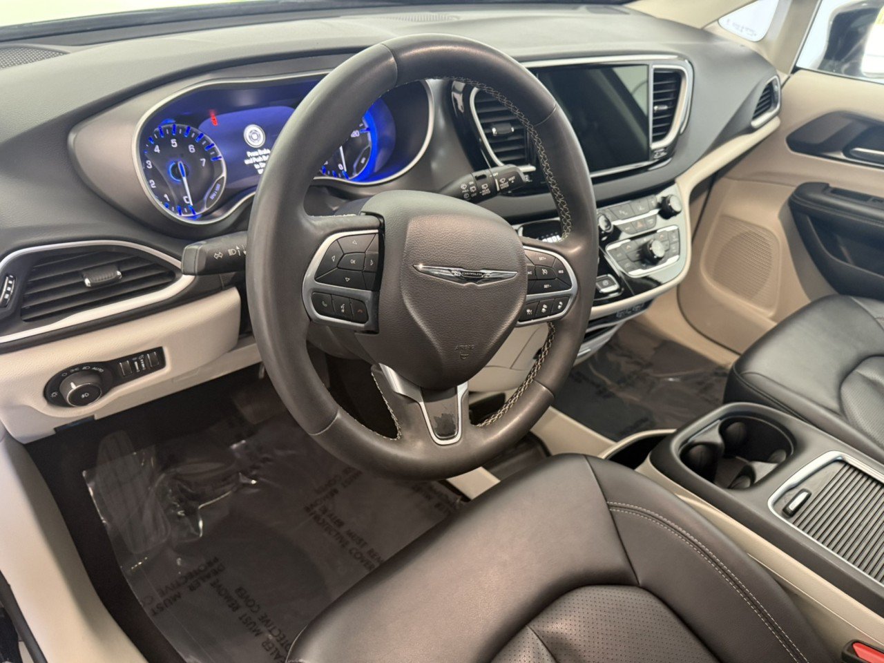 Used 2024 Chrysler Pacifica Touring-L FWD image 17