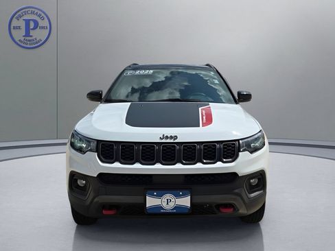 Used 2025 Jeep Compass Trailhawk AWD/4WD image 2