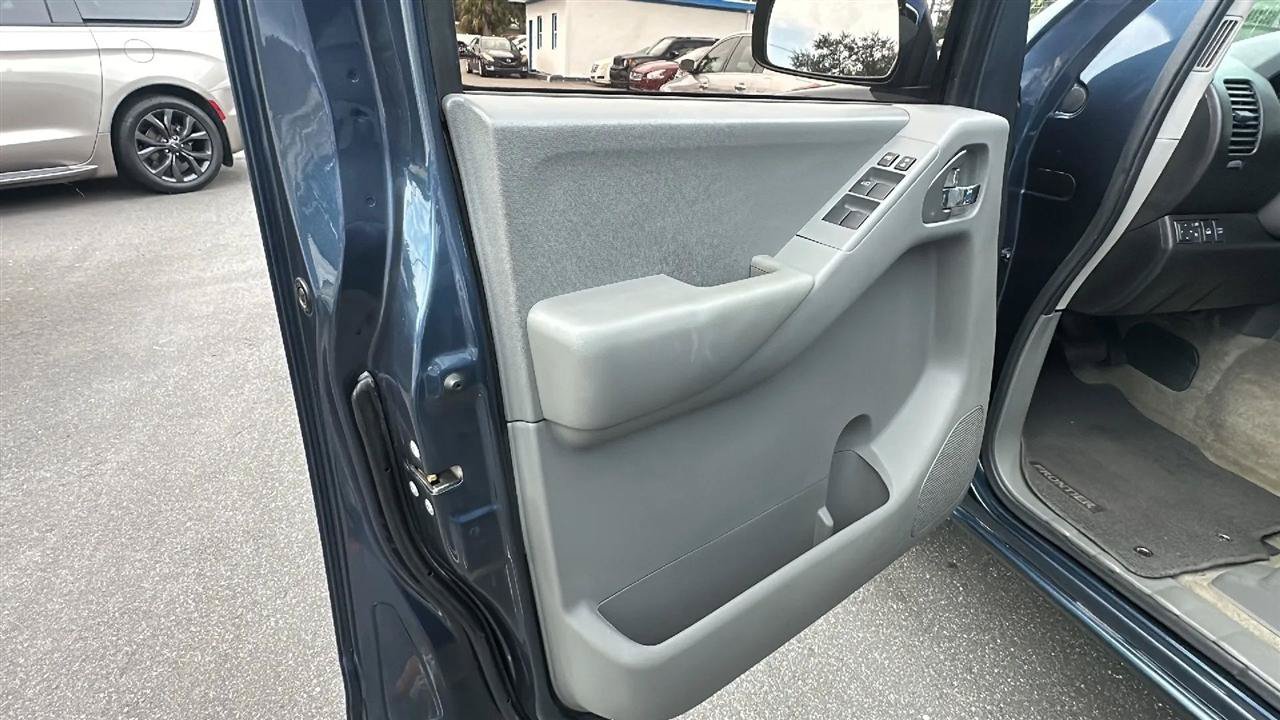 Used 2014 Nissan Frontier SV w/ SV Value Truck Package AWD/4WD image 37