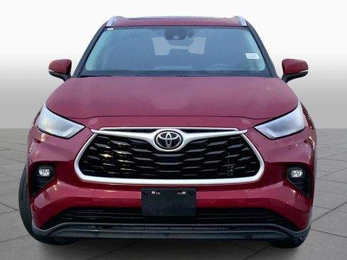 Used 2023 Toyota Highlander XLE image 3