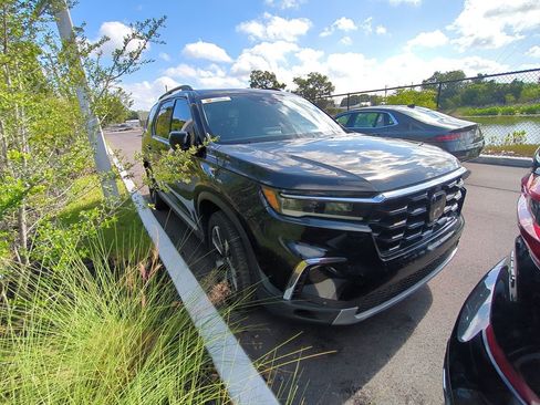 Used 2025 Honda Pilot Elite image 3
