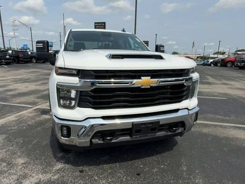 Used 2025 Chevrolet Silverado 2500 LT w/ Convenience Package AWD/4WD image 3