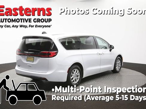 Used 2023 Chrysler Pacifica Touring-L FWD image 42