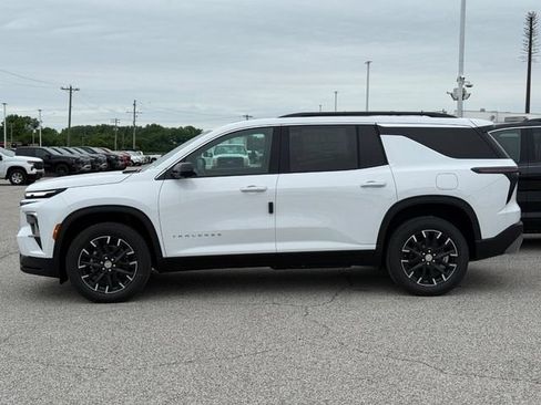 New 2026 Chevrolet Traverse LT w/ Sun and Wheel Package FWD image 2